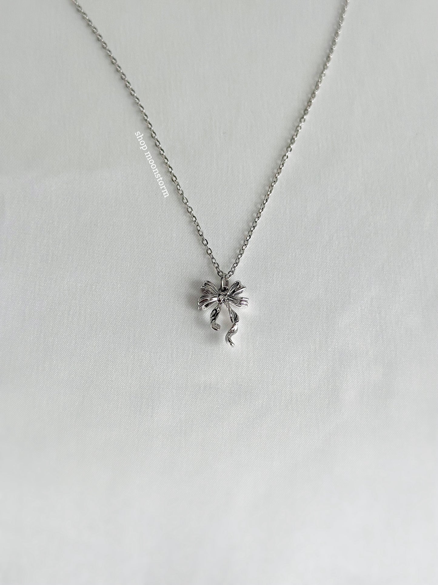 Lacy Ribbon Bow Necklace (Silver Version)